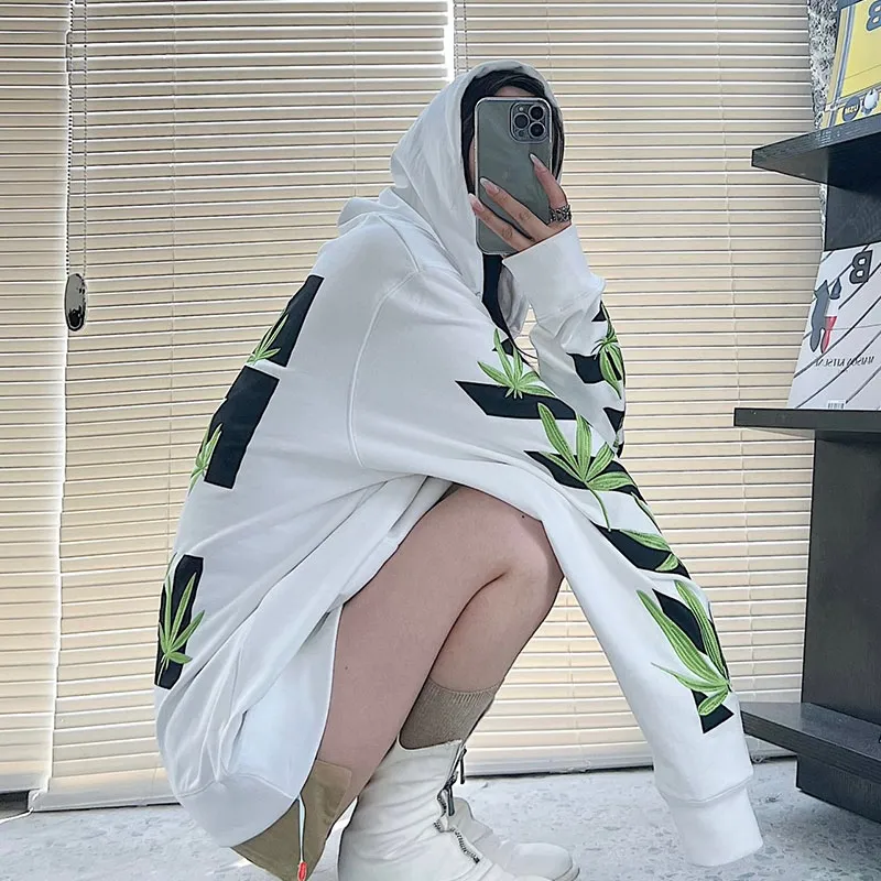 ♻️💯Refer to the model picture for the upper body❤️[New style] 22SS top version OFFWHITE OW lucky leaf embroidery print men and women couples the same trendy pure cotton loose autumn and winter hooded sweatshirt. This year's environmentally friendly series is indeed a bit interesting, all centered around plants. The combination of lucky leaves and arrows has a slightly fresh and artistic style. The front panel printing uses Tajima embroidery printing and superimposed embroidery technology, with a yellow background, a second layer of blue, and the last layer is purple OFF. The embroidery is raised and has a tactile feel. The arrows on the back are made using imported glue technology and then put on the embroidery machine. The printing is realistic and full. Ye Jing's expression is very obvious. Customized three-label auxiliary materials to perfectly restore ZP.  Color: black and white Size: XS-L P:430